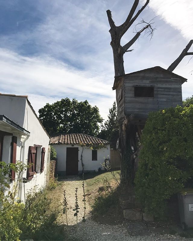 Maison blanche avec une cabane dans un arbre Ciloubidouille