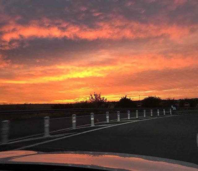 Rentrer sous un ciel flamboyant !! Waou non ? (Et sans filtre, comme d’hab). #sunset #sunsetlovers #france #coucherdesoleil