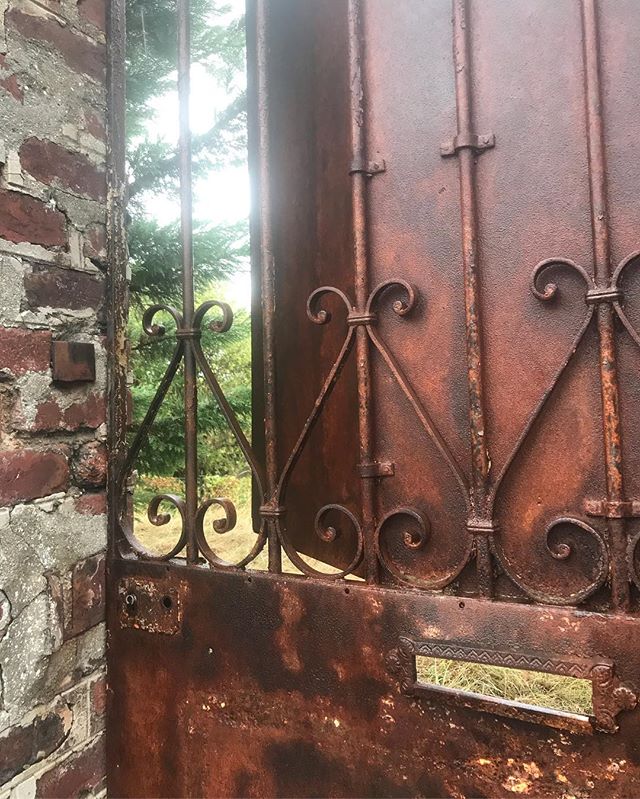 1h30 de marche sous une pluie battante. Et toujours des endroits autour de chez moi qui me semblent mystérieux... #lebonheurestenbanlieue #door #ihavethisthingwithdoors