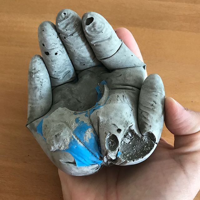 J’ai voulu tenter l’expérience du gant rempli de mortier pour faire un bougeoir rigolo. Contrairement à ce que la première photo laisse croire, tous les doigts se sont cassés au démoulage. Sauf un. Je crois que quelqu’un m’envoie un signe... #beton #moulage #diy #maviecreative #fail #lesDIYrates #mieuxvautenrire