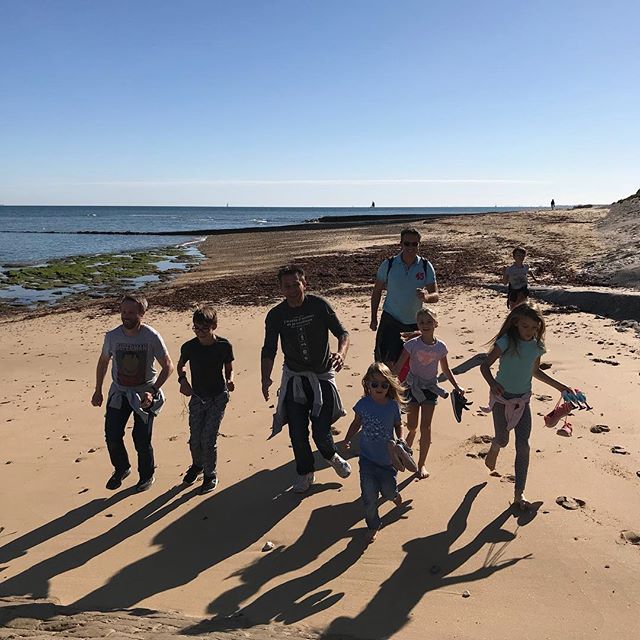 Famille qui et amis qui courent vers la caméra Ciloubidouille 