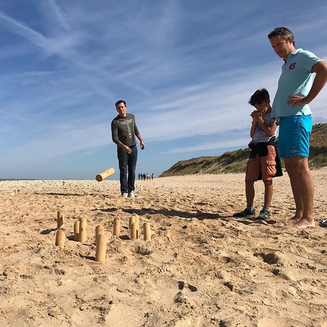 Famille qui joue au Mölkky sur une plage Ciloubidouille