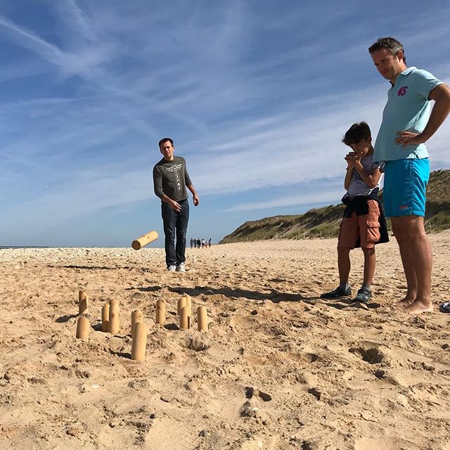 Apprendre à faire des photos en contre jour 14 Famille qui joue au Mölkky sur une plage Ciloubidouille