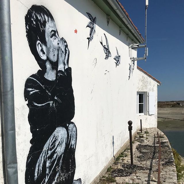 Apprendre à faire des photos en contre jour 11 Street art d'un enfant qui imite le bruit des oiseaux sauf que les oiseaux sont des poissons volants