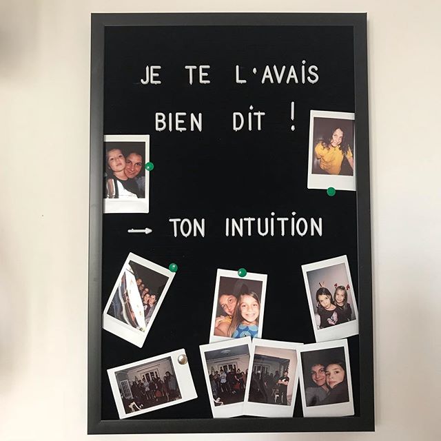 Pour le moment, mes petites photos de mon Instax sont installées sur mon panneau à message. Mais je réfléchis à me fabriquer un endroit plus dédié. Si vous avez des idées, n’hésitez pas à me taguer ici ou sur Pinterest (compte Ciloubidouille).