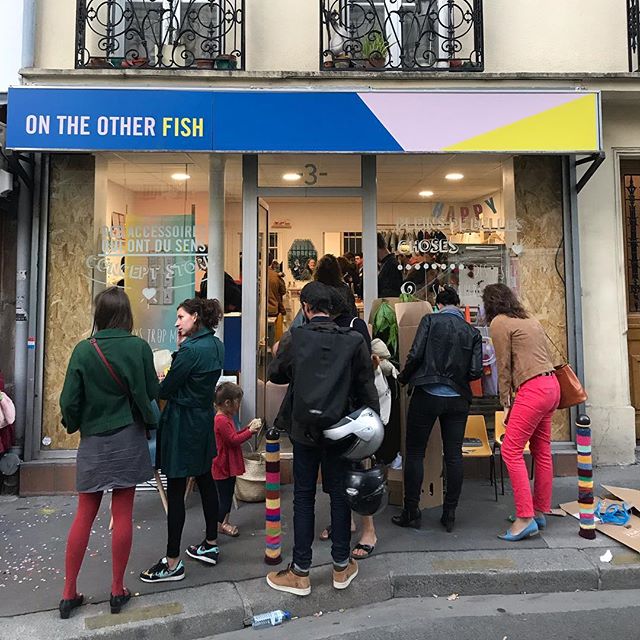 Je suis allée ce soir à l’inauguration de @ontheotherfish, qui a ouvert dans le 19ème. Voilà un chouette lieu créatif, à la boutique, à la fois atelier textile. En effet, vous pourrez vous offrir des tote bags personnalisés ou piocher parmi ceux déjà réalisés dont pas mal m’ont fait de l’oeil ! On trouve le travail de plein d’autres créatrices, donc les bijoux de @shlomitofirdesigns. J’ai adoré les Pins aussi. Bravo à Lauriane :)