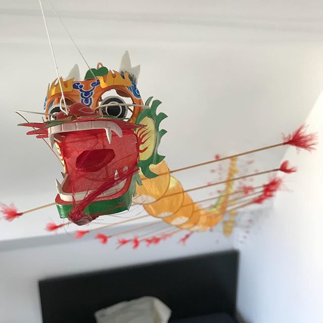 J’ai aussi accroché une guirlande dans la chambre d’Erwan. C’est clairement la plus sobre des 4 chambres. Je réalise que je me suis auto-freinée. Chais pas, je me suis dit « il est grand », je ne vais pas lui refaire sa chambre sans le consulter. Et quand je l’ai consulté, j’ai reçu les borborygmes habituels de mon Chewbaka de fils. Je n’ai pas su les décrypter visiblement parce que quand je suis venue accrocher ma guirlande dragon, j’ai été bien accueillie. Ca me donne envie de réfléchir à lui proposer des pistes (sobres) de déco. Comme ce dragon quoi ^^ !