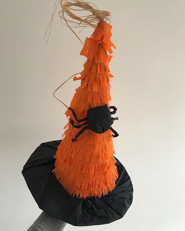 Piñata réalisée par un de mes élèves pendant l’atelier de jeudi ! Elle est chouette non ? @les_ateliers_de_la_renarde_ #piñata #halloweendecor #halloween #lesateliersdelarenarde