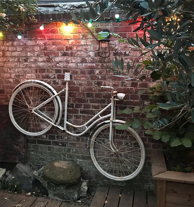 Le très joli bout de jardin de ma cops @pozzynette. La preuve qu’avec du bon goût et de la récup, on peut se fabriquer des morceaux de paradis. Et si tu ramènes des copains dedans, c’est carrément la folie ! Merci pour la délicieuse soirée. #soireeentreamis #barbecue #upcycling #recup