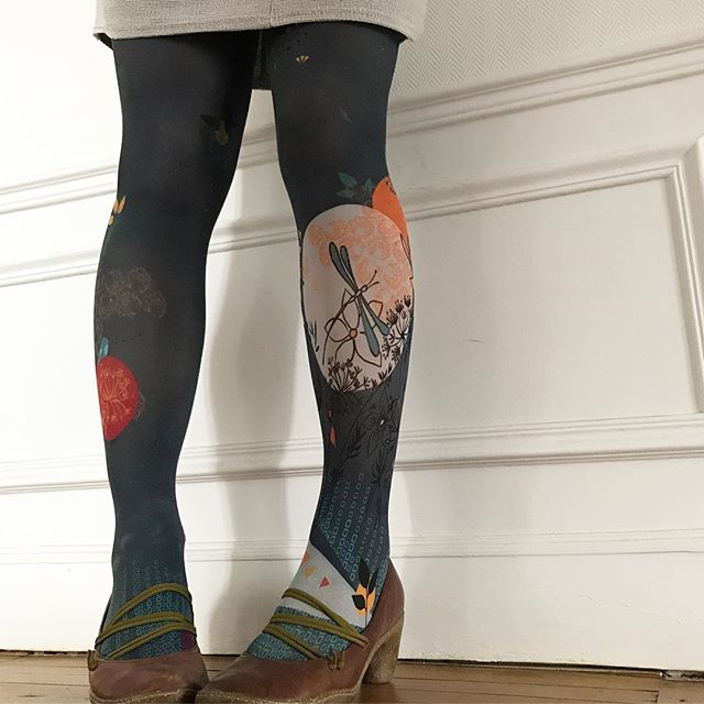 Ca fait quelques temps que j’ai remis les collants, avec une grande joie je le confesse. Je ne vous bassine pas trop avec ça parce que je suppose que vous devez être un poil saoulés de cette surexposition de la blogosphère et des influenceurs en tout genre. Alors je ralentis les publications de Moi, ma tête, mes jambes, mon cul, mes cernes :). J’ai même failli ne pas publier cette photo à cause de la pause à con, pieds rentrés, qui fait bécasse. Mais je n’en ai pas d’autres potables alors ça ira bien :). #ciloubidouillecollant #liligambettes #collant #tights