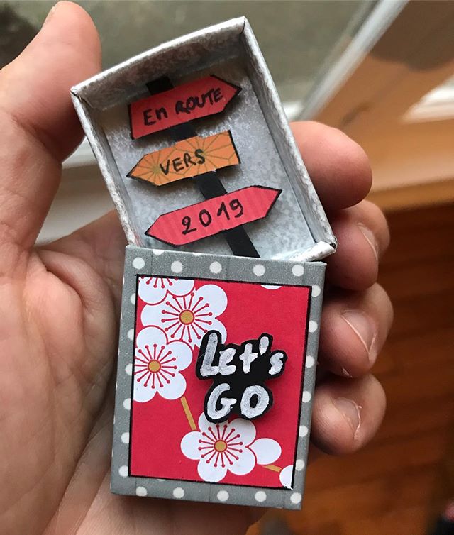 Est-ce qu’il y aurait des clients pour ce genre de petites boites ? Je peux en faire pour la fin d’année sur des thématiques classiques Noël, nouvelle année, voeux etc... ou sur des besoins sur mesure ! Je les vendrais entre 14€ dans ma boutique @les_ateliers_de_la_renarde_. Bonne idée ou je remballe ?