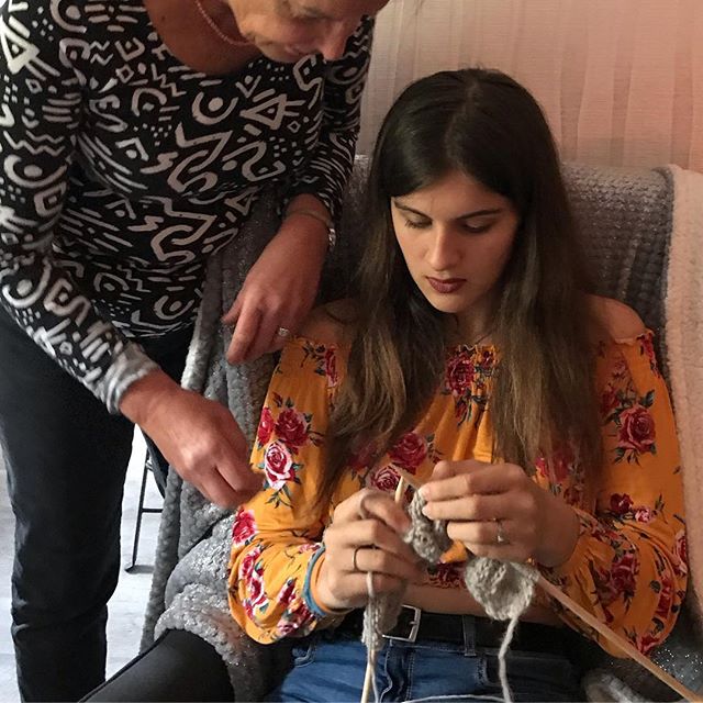Transmission. Ma mère n’est pas la meilleure tricoteuse du monde mais elle partage tout ce qu’elle sait à Maëlle qui n’a appris à tricoter qu’à travers les explications du kit @weareknitters ou les tutos YT. Ben mine de rien, ça l’aide beaucoup d’avoir une personne qui peut lui montrer en vrai les mouvements, lui dire que ses mailles sont serrées etc... la transmission. Dans tous les domaines, à tous les niveaux, c’est une chance !