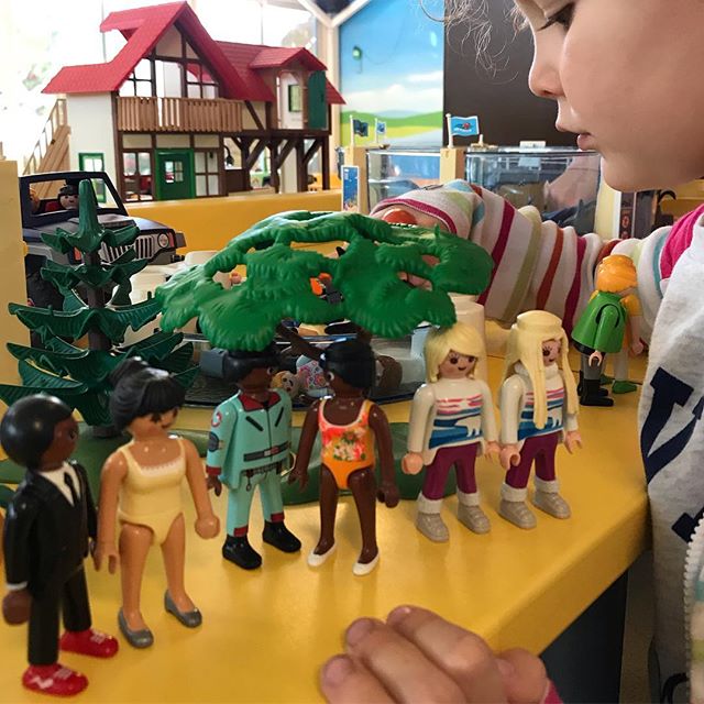 Matinée entre cousins au funpark de Playmobil à Fresnes. Pas trop de monde et tjrs ce sentiment que les enfants gardent longtemps leurs capacités à jouer avec leur imagination si on les y incite. #enavantleshistoires