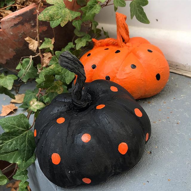 Le tuto de ces deux citrouilles en béton est sur le blog :). Il y a des choses que j’ai plus ou moins envie de réaliser dans le monde merveilleux du DIY. Ces citrouilles se situaient haut dans la liste ! Je suis contente de les avoir chez moi ^^ ! #ciloubidouille #halloween #citrouilleenbeton #halloweendecor