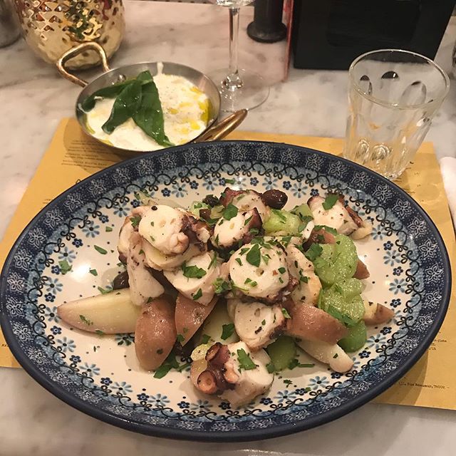 Hier j’ai aussi profité de ma sortie couveuse ppur manger chez Ober Mamma (du group @bigmammagroup ). J’ai pris la salade de poulpe et de la burrata. C’était super bon !! Il y a des restaus dont on ne se lasse pas :). #poulpe #restaurantparis #italianfood #burrata