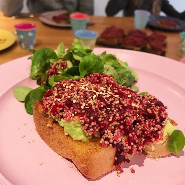 Quinoa, bettrave et avocat sur brioche, pour ce midi. Verdict ? C’est très bon ! Merci @maelle_0402 :)