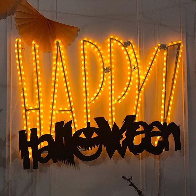Un chouette Halloween que ce cru 2018 !  Faut que je trouve du temps pour vous rédiger un article sur mes créations de l’année. D’ici-là, je vous montre mes maquillages. J’ai oublié de prendre Siloë en photo et Erwan est rentré tard de son école (pas de vacances en même temps que les autres) donc pas de déguisement. Et vous ? Une belle fête ? Un petit machin symbolique ? Ou rien du tout ? #halloween #halloweenmakeup #halloweendecor