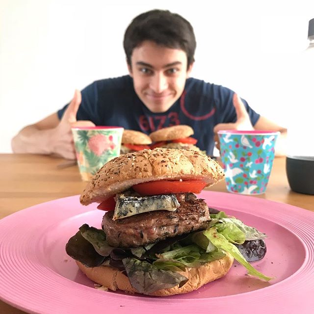 Erwan a des vacances décalées. Ses frangins sont retournés à l’école et lui prend du repos. Ce midi, c’était son tour de préparer le repas. J’ai eu le droit à cet hamburger au chèvre fort bon. C’est chouette aussi les moments solo avec ses grands enfants :). #mumof4 #famillenombreuse