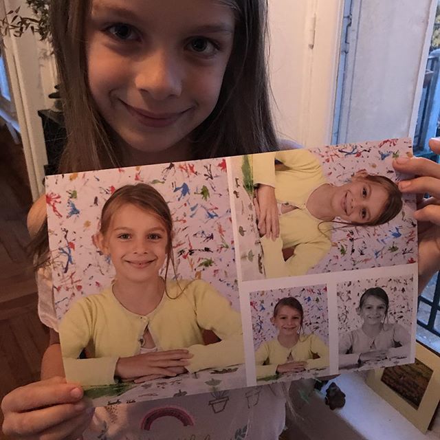 Jumelles. Je suis une grrrrrrande consommatrice des pochettes photo des enfants. Je les achète systématiquement, peu importe la tête qu’ils ont dessus. J’aime ce rendez-vous avec leur scolarité :)