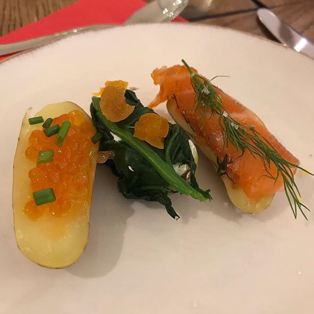 Soirée @rattedutouquet dans la superbe maison de @lacuisinedebernard. Il y avait le gratin (#roucasserie) de la blogosphère food. Moi j’animais un atelier via @les_ateliers_de_la_renarde_ mais j’en ai profité pour déguster les rattes :). Cuisinées façon suhi en entrée et en délicieuse purée accompagnée de poulet rôti pour le plat, je me suis régalée !
