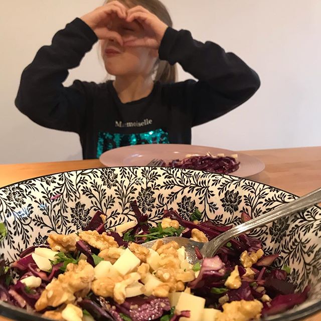 Mes déjeuners en solo se suivent et ne se ressemblent pas :). Siloë n’aime pas manger à la cantine, alors parfois quand je peux/veux, elle rentre à la maison. Elle a préparé cette salade de choux fort bonne. J’ai rajouté des noix et du persil, elle s’est contentée des morceaux de fromage. J’ai stoppé la musique et depuis, j’écoute son bavardage de petite fille. Je crois que si la magie existe, elle part de la tête de celle-ci.