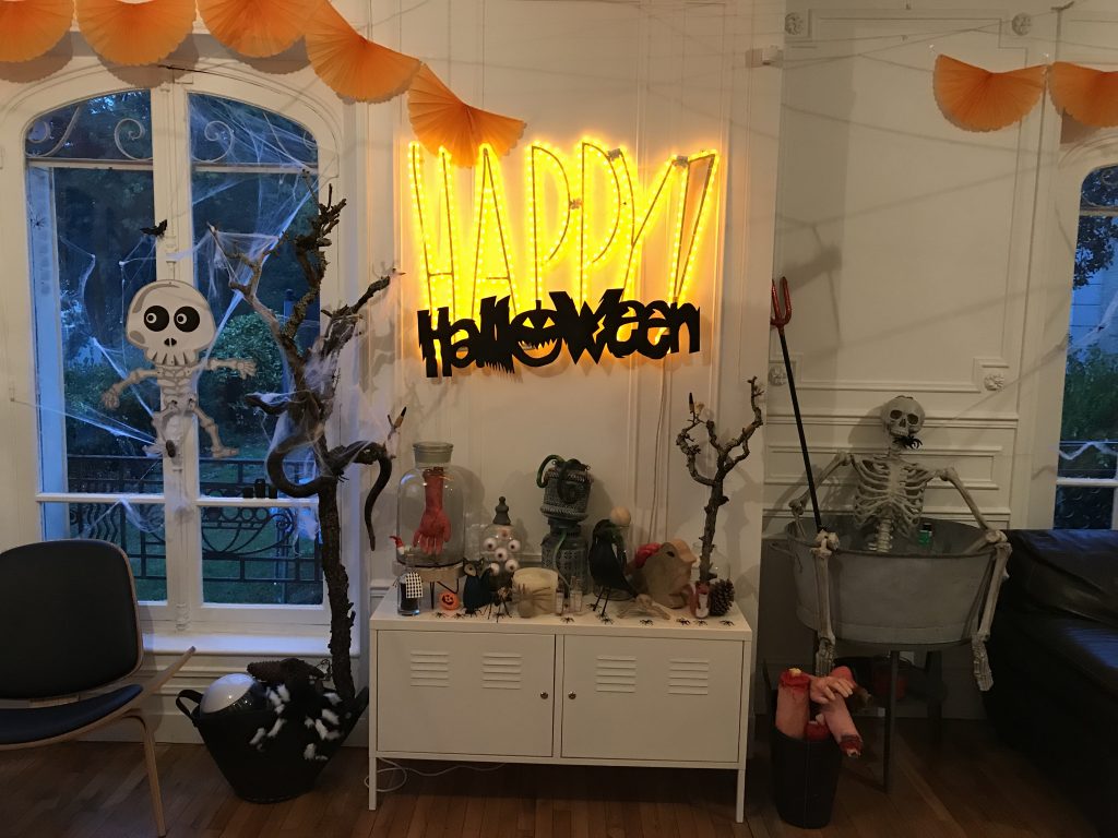 Décoration d'Halloween - cabinet de curiosités