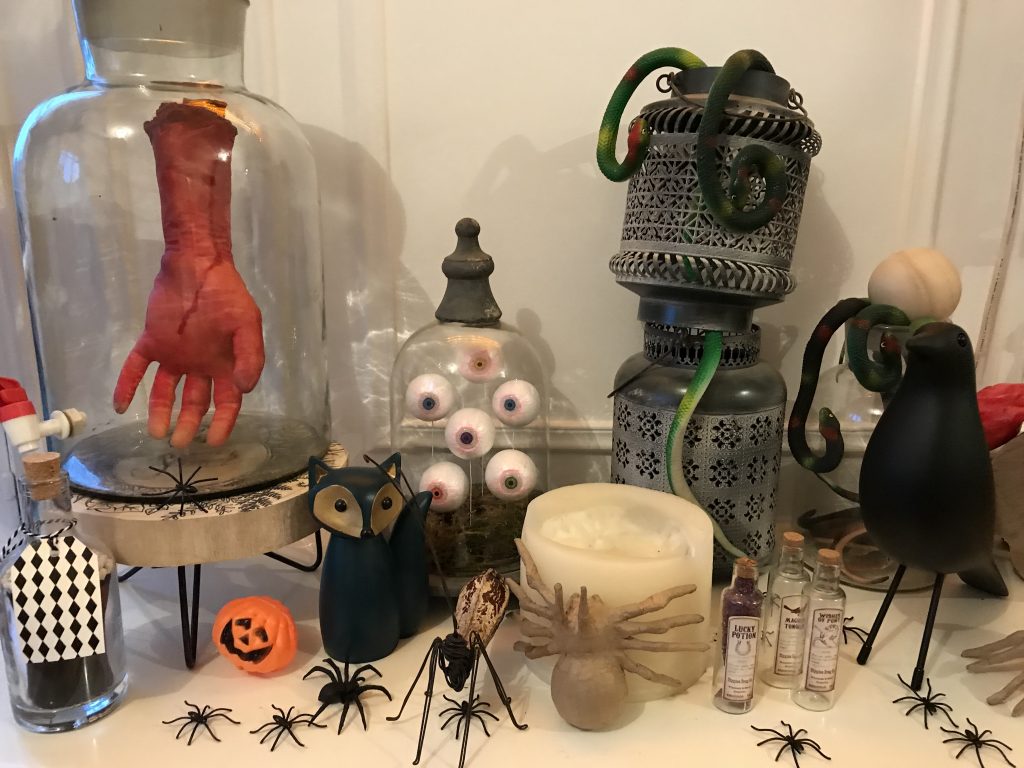 Décoration d'Halloween - cabinet de curiosités