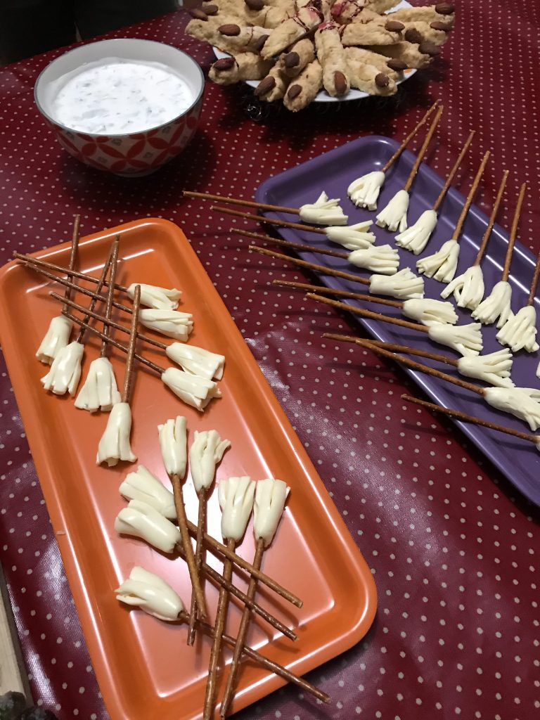 Décoration d'Halloween - balais bretzel fromage