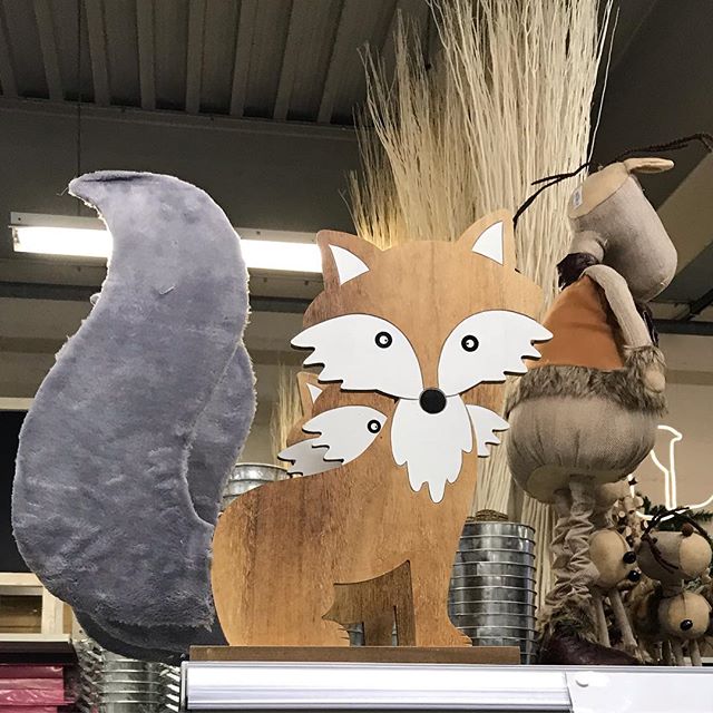 Le marché de Rungis : Un immense lieu de consommation 9 La partie de déco de Rungis est celle qui m’a le plus plue et... le plus déçue ! Les côtés positifs : un choix, une diversité, une créativité aussi ! Pis les halles sont immenses ! Difficile de ne pas trouver quelque chose à ton goût. Côtés négatifs : les prix. Je m’attendais à des prix pas chers de grossistes. Ben on en est loin. Beaucoup de boutiques grand public s’en sortent aussi bien voire mieux. Bref, je n’ai rien acheté ^^ ! #rungis #rungismarket #marchederungis
