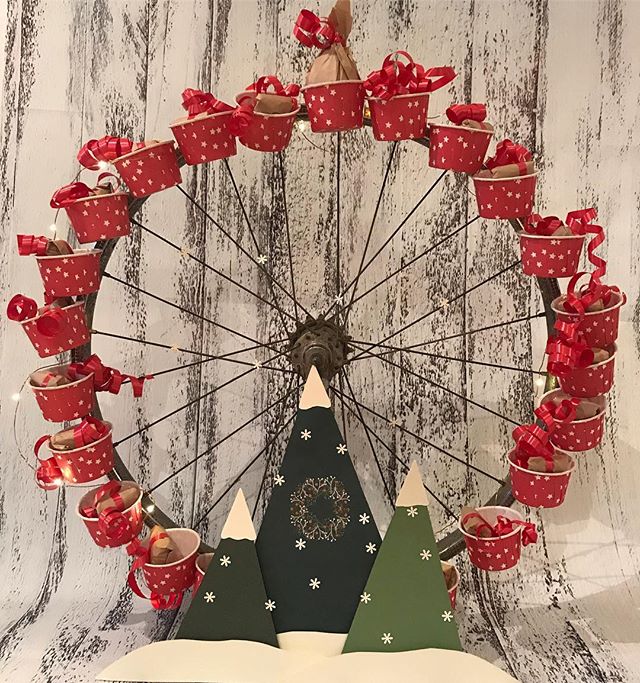 Ca parle de ce calendrier de l’avent sur mon blog :). Une petite roue de vélo pour faire une grande roue de Noël. #ciloubidouille #adventcalendar #calendrierdelavent #calendrierdelavent2018 #upcycling