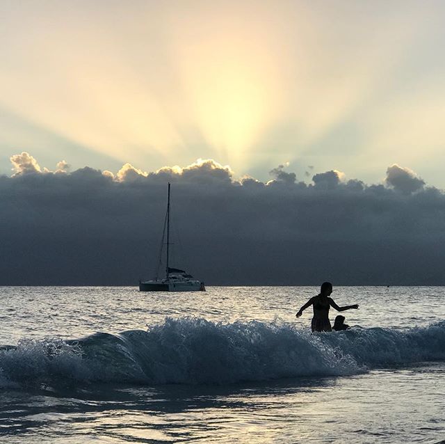 Baignaide dans l’anse du gosier à la Guadeloupe. Par beau temps, on peut apercevoir au loin Marie-Galante et même la Dominique ! #guadeloupe #gosier #antilles #aircaraibes