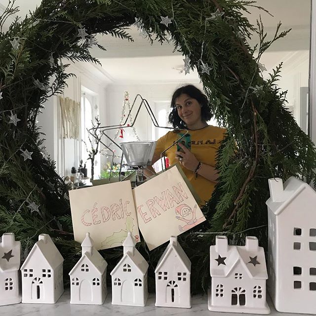 Il s’est passé quoi pour que j’offre la même chose à mon mari et à mon fils ainé à Noël ??? Ah oui... le Temps ! Ps : je vous vois venir avec vos gros sabots... Non je ne dirai ce qu’il y a dans les enveloppes. Pas avant Noël en tout cas :) ! #mamandegrandsenfants #decorationdenoel #christmasdecor