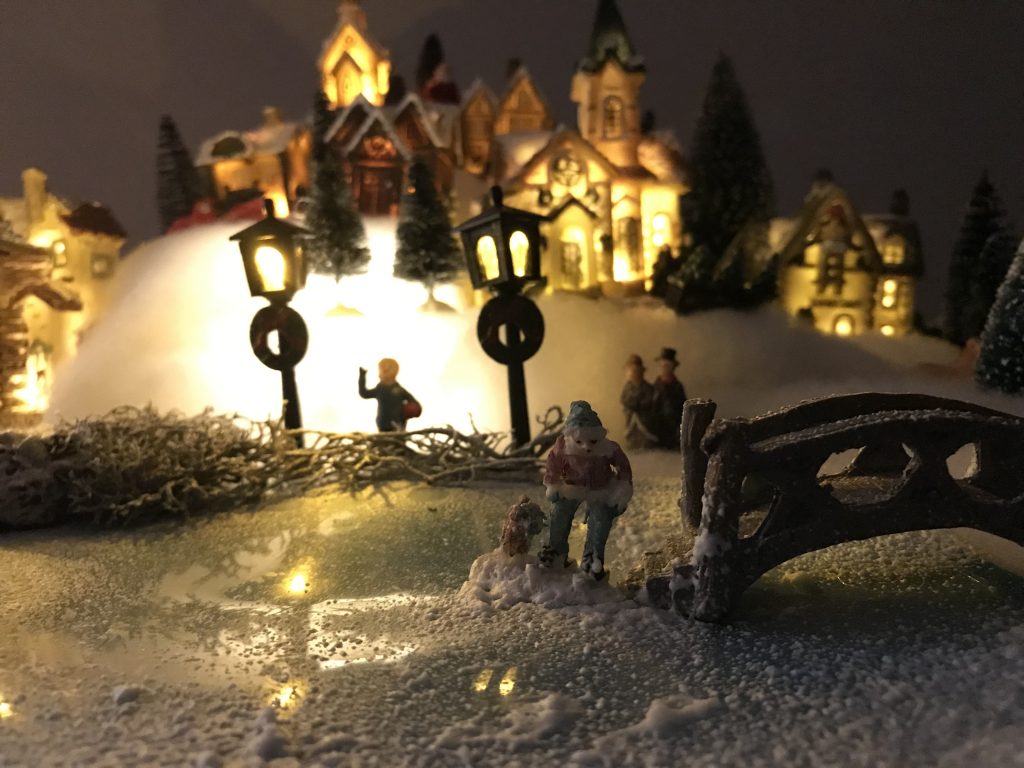 Décoration de village de noël ensemble maisons de paysage d'hiver et  personnages avec