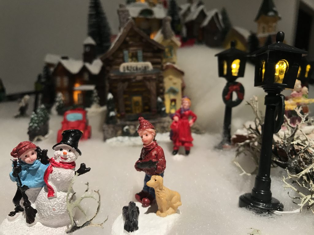 Décoration de village de noël ensemble maisons de paysage d'hiver et  personnages avec