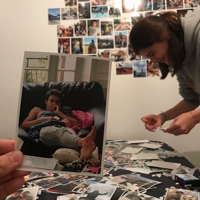 Déco surprise en cours dans la chambre de Erwan ! C’est long à faire mais quel plaisir que de revoir toutes ces photos !!!