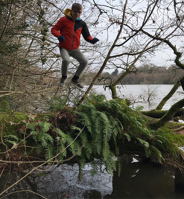 Il est descendu au bord de l’Erdre pour que je puisse prendre la photo de ses 13 ans. A ma demande, il a sauté sur ce tronc d’arbre glissant en essayant de ne pas se vautrer. Je me suis fait la réflexion que c’était vraiment un chouette môme, de ceux qui n’obéissent qu’en gardant un libre arbitre. Plus tard, je lui ai raconté sa naissance. Je ne pensais pas avoir d’autres enfants après lui et je voulais une fille. Je n’avais pas demandé le sexe, comme à chaque fois et sa naissance a été une vraie rencontre, le début d’un grand amour maternel. Je l’ai regardé poser son regard sur intelligent sur le monde et j’ai adoré. J’adore toujours. Il m’a demandé pourquoi je tenais tant à avoir une fille. Je lui ai dit que statistiquement, les filles restaient plus proches de leurs parents que les garçons. Il est intervenu : « c’est un message subliminal ? ». J’ai répondu que c’était un message tout court. Il s’est marré et m’a fait un câlin. 13 ans de ce petit être, c’est 13 ans de chance. Et c’est la naissance d’une infinité de mes sourires de maman. Joyeux anniversaire ma lumière. Joie sur toi mon Elouan.