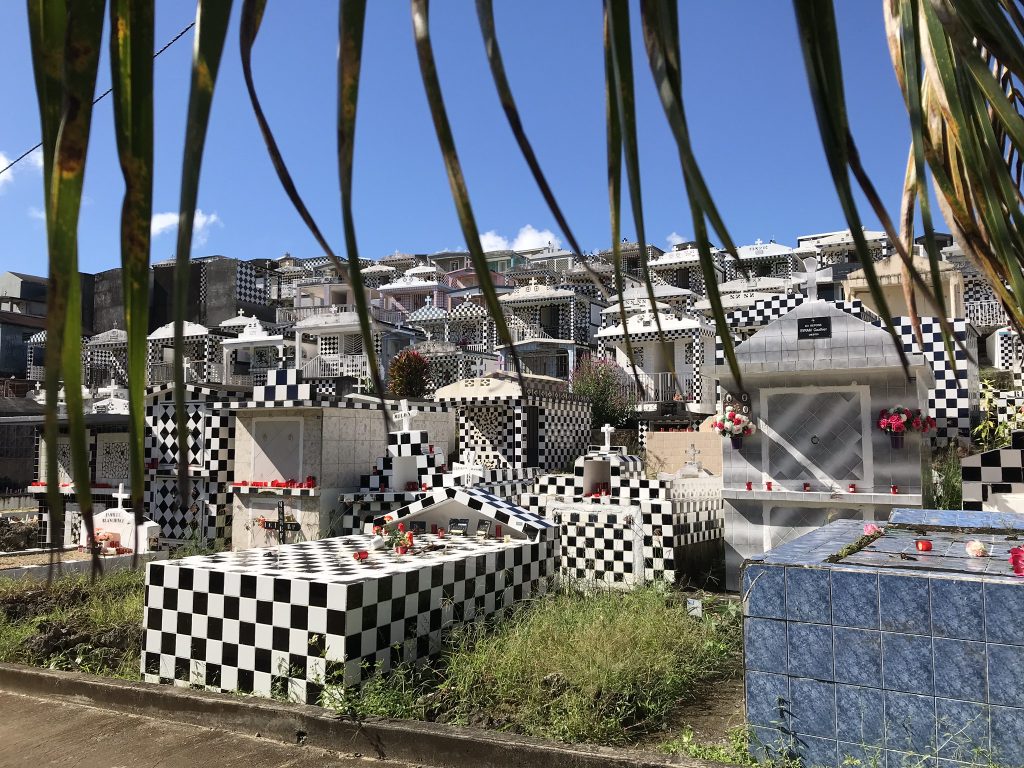 les damiers noir et blanc du Cimetière de morne-à-l'eau