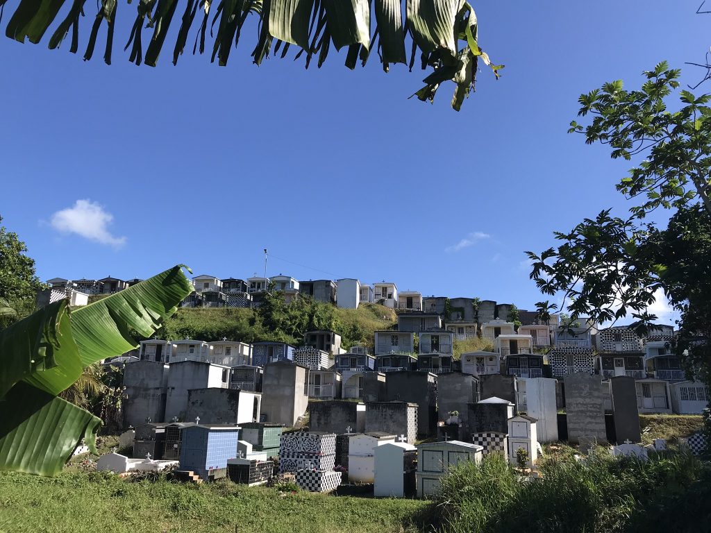 les sulptures du superbe cimetière de morne-à-l'eau