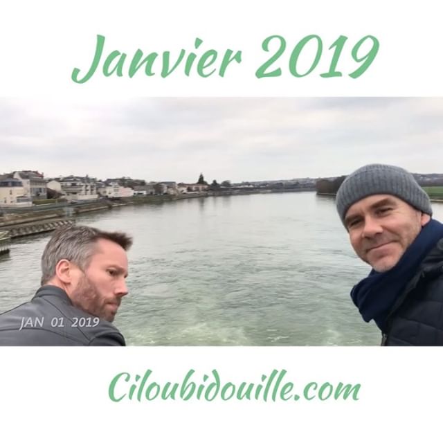 La video de janvier. J’ai moins filmé, j’ai loupé des trucs chouettes. Mais ce n’est pas grave, c’est toujours sympa, même s’il n’y a pas tout. On y voit mon mari bricoleur de génie qui a fini le sol des toilettes et la salle de bain du haut, beaucoup de sorties/soirées avec les copains, les cousins... pis mes enfants, dans leur quotidien. Ils sont quand même la grande raison pour laquelle je me tiens à ce rituel :). #cilou2019