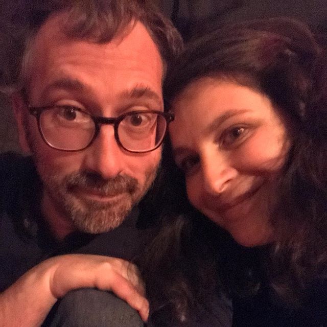 Mode groupie activée !!! Pour ceux qui ne connaissent pas les Volo, je vous présente Olivier (le barbu) et Frédéric (le bonnet). Ce sont des frangins musiciens auteurs compositeurs dont les oeuvres me correspondent beaucoup. A la base, Frédéric faisait partie des Wriggles, un groupe français de chansons engagées, souvent drôles, théâtralisées. Olivier le rejoint et participe à la vie du groupe. En 2001, ils forment ensemble les Volo. Et c’est ce qu’ils font que j’adore. Je crois me souvenir que c’est ma soeur qui me les a fait découvrir, via la chanson Dimanche. C’est une ode magnifique à la vie de famille simple et heureuse des fins de we. Elle me parle enormément. Je pourrais vous citer des tas de titres mais je vais me contenter de vous inciter à aller écouter juste quelques-unes de ces chansons, qui parlent d’amour souvent, de parentalités, d’écologie... Vous me direz ensuite ce que vous en pensez ?C’est parti. Vous pouvez écouter Hier, Au cas où, Chanson française, Fiston, Rire aux éclats, Tabarnak.