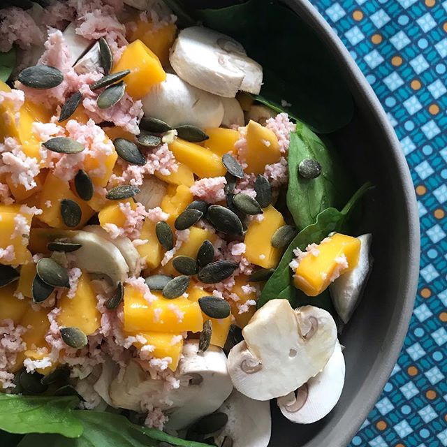 Se mêler de ses salades. J’écoutais le podcast de @arianegrumbach sur nos motivations pour maigrir. A-t-on de bonnes raisons de vouloir être plus mince que ce que l’on est ? Veux-t-on rentrer dans ses fringues d’avant ? A-t-on envie de correspondre à une silhouette que la société validera davantage ? Souhaite-t-on améliorer sa santé ? Est-on dans une démarche de séduction de l’autre ? Ne serait-il pas plus simple parfois d’apprendre à s’aimer ? Et puis mincir, mais comment ? On le sait maintenant que les régimes ne sont pas la solution. Parfois c’est le psy, le coach, le diététien avisé qui aident. Parfois ça vient d’un cheminement plus personnel. J’essaye d’emprunter cette voie. Ca fait longtemps maintenant que je cuisine plutôt sainement pour ma famille. À 90% des aliments que je transforme, peu de fast food, de plats industriels. Et en dehors de moi, personne n’est en surpoids. Mais je fais partie de ces gens (tout le monde ?) qui mangent leurs émotions. Je suis heureuse, je mange. Je suis triste, je mange. J’ai beau me faire de jolies salades, je finis toujours par tomber dans les fraises Tagada. Mes 4h de sport hebdo ne suffisent pas à compenser. Alors tant pis. Je n’ai pas encore la bonne réponse à la question : pourquoi je veux mincir. Mais je crois que mes kilos supplémentaires et moi, on commence un vrai dialogue et on a plein de choses à se dire :). Et tant pis si je ne mincis pas.
