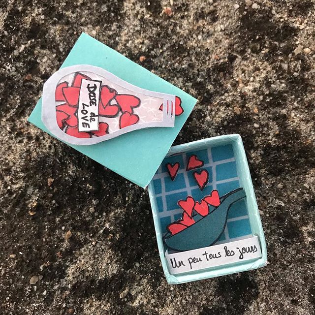 Atelier petites boites demain matin. J’aime vraiment ce format créatif qui peut dire beaucoup de ce qu’on pense dans une boite toute mignone. J’ai rajouté aussi un autre atelier pour la semaine prochaine, sur mon blog Ciloubidouille.com, pour apprendre à faire des fleurs en papier crépon. Si vous avez envie d’un temps créatif pour vous, en solo ou avec vos enfants, c’est un super thème ! Pis si la date ne vous convient pas, envoyez-moi un message et on verra si on peut s’arranger :). Bisous à tous les vacanciers et aux autres !