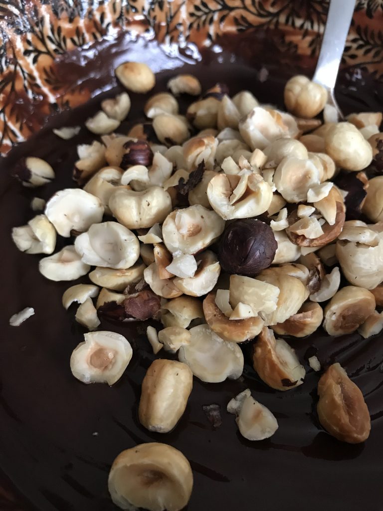 rajouter les noisettes au chocolat fondu