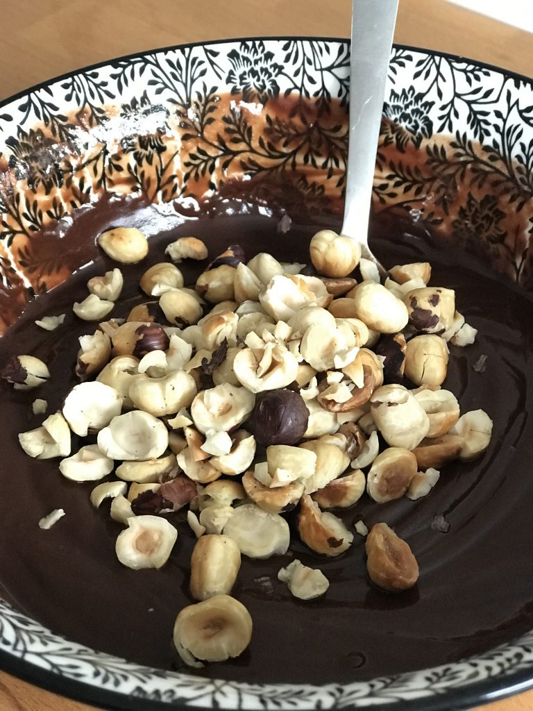 rajouter des noisettes à la sauce chocolat beurre fondu