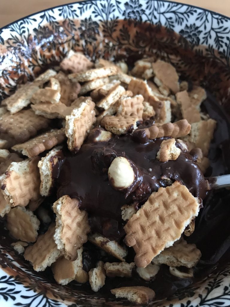 rajouter les biscuits au chocolat fondu