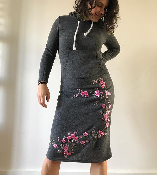 La customisation de ma robe réalisée en 5mn... Il vous faut une fringue unie, ici une robe sweat, des broderies thermocollantes (vous trouverez mes boutiques dans l’article « idées shopping » de ma bio), un fer à repasser et c’est parti ! Ma petite astuce est de ne pas hésiter à couper les broderies pour dessiner le motif idéal :). Sympa non ? Et super rapide ! J’ai un stock de broderies dans mes armoires mais beaucoup sont à coudre. Ca va moins vite, sauf à acheter du tissu themocollant double face :). #maviecreative #customisation #broderie #embroidery