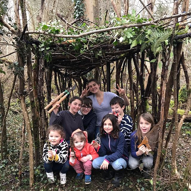 J’ai passé cette matinée à fabriquer une cabane avec mes enfants et neveux. C’est rigolo comme cette activité est plaisante. Il faisait gris, il pluviotait parfois, mais je n’ai entendu que leurs cris joyeux de chercheurs de branches :). J’ai bien envie de recommencer aux beaux jours. On embarque la famille, les copains, on prépare un chouette pique-nique et on se fabrique tous ensemble une méga cabane. Au nombre d’ingénieurs/bricoleurs que j’ai dans ma famille, je pense que je peux apporter du popcorn pour les débats solidité ^^ ! Ou alors on se retrouve tous, gentils lecteurs, et on se fait une rencontre cabane !! Hihihi ! Qui en est ? #cabane