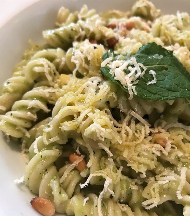 Hier j’étais invitée par mon amie Céline à un événement @lefooding. Nous nous sommes rendues chez @mulinomule, paris 10ème. On a appris à faire des pâtes d’une qualité folle, réalisées à partir d’ingrédients bio. Les trois garçons qui tiennent cet établissement réalisent eux-mêmes leur farine de blé, contrôlant toutes les étapes de la graine (variété ancienne plantée en Sicile vers Corleone) au meulage. C’est ça qui fait que les pâtes fraiches qu’ils vendent sont extraordinaires ! On peut se rendre tous les jours (sauf le lundi et le dimanche) dans leur cantine pour se régaler d’un plat de pâtes accompagné de délicieuses sauces (ou repartir avec ses pâtes fraiches pour les déguster à la maison). Le must ? Accompagner tout ça de l’huile de @latetedanslesolives fabriquée avec le même amour par Cédric, un des trois associés ! Bref, un super moment que vous avez pu suivre en story. Pour ceux qui m’ont demandé, des visites peuvent s’organiser mais contactez-les en amont pour trouver le bon équilibre temps et nombre de personnes intéressées :) #parislesbonnesadresses #parisfood #italianfood #mulinomule #pasta
