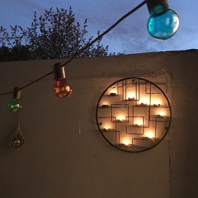 J’ai passé la journée dans mon jardin, aidée par l’énergie de ma soeur. C’est assez fou ce qu’on peut faire finalement en un seul jour, je ne m’en rendais pas compte. Je voyais l’entretien de mon terrain comme une montagne et aujourd’hui, ça me donne l’impression d’avoir bien grimpé ! J’ai même rajouté un peu de déco comme ce porte-bougie (ramené de Chine). Bref un super dimanche au jardin. Et chez vous ? Des petites joies ?