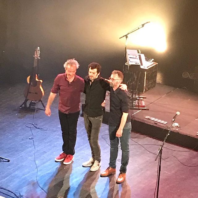 Les concerts, les spectacles d’humour, les théâtres... j’adore. Les places sont souvent achetées des mois et des mois à l’avance. On emmène rarement les enfants (qui n’aiment pas assez les chanteurs de leurs parents même s’ils sont capables de les chanter par coeur ^^). Des systèmes d’alerte me préviennent que tel artiste va se produire. On opte pour les petites salles, quand c’est possible. On se regroupe avec l’amoureux et les copains intéressés. On mange souvent après ensemble. Ces sorties renforcent mon capital « je suis vivante et je me construis une vie intentionnelle ». Parfois les spectacles sont décevants, parfois j’ai envie de dormir, mais le plus souvent je sors galvanisée et heureuse d’avoir soutenue une personne qui vit de son art. Et peut-être encore plus maintenant que j’essaye de vivre du mien :). Alors merci les frères Volo, Francis Cabrel, Kyan Khojandi, Arthur H, Albin de la Simone, Delphine Devignan, Jain, Blanche Gardin, Thomas Fersen... puis merci à ceux d’avant et à ceux qui viennent :). Quelle chance de pouvoir applaudir ceux qu’on admire :)